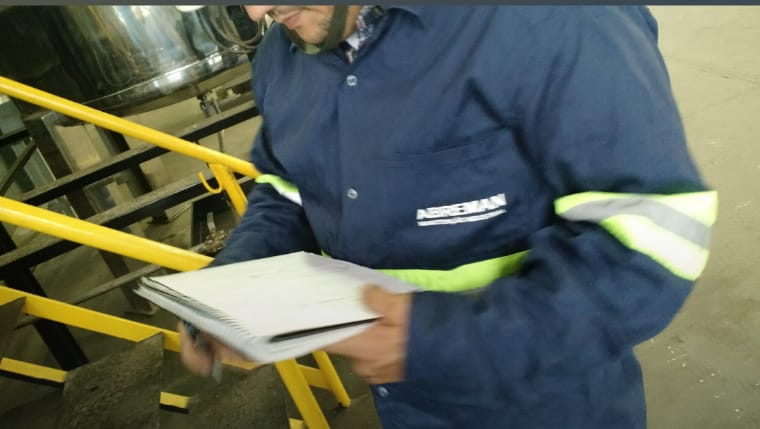 Profissional ABREMAN durante inspeção